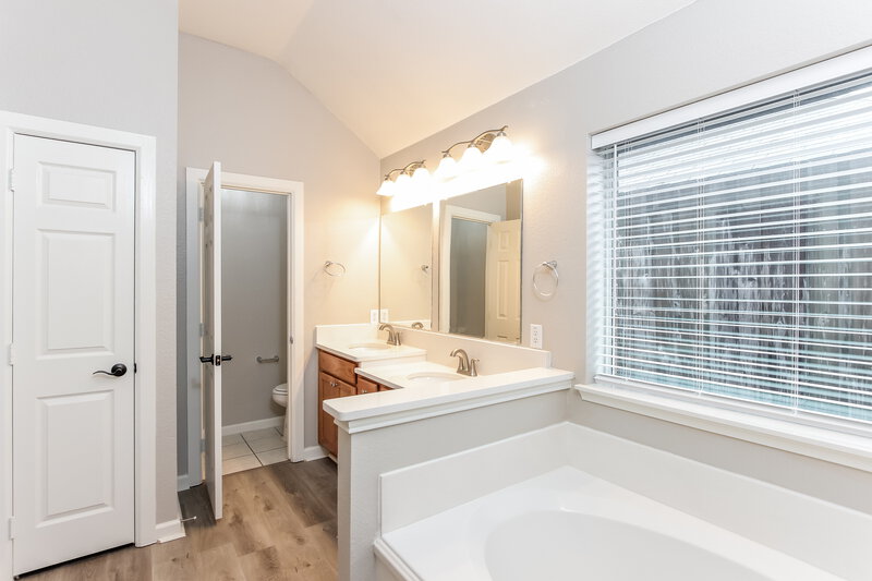 2,720/Mo, 2109 Preston Trl Forney, TX 75126 Main Bathroom View