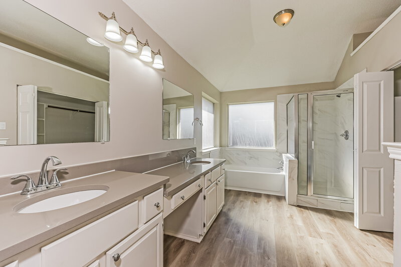 2,455/Mo, 1217 Sutters Way Mesquite, TX 75181 Main Bathroom View