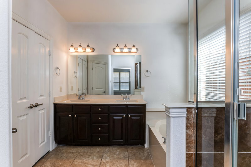 3,850/Mo, 125 Charleston Ln Fate, TX 75189 Main Bathroom View