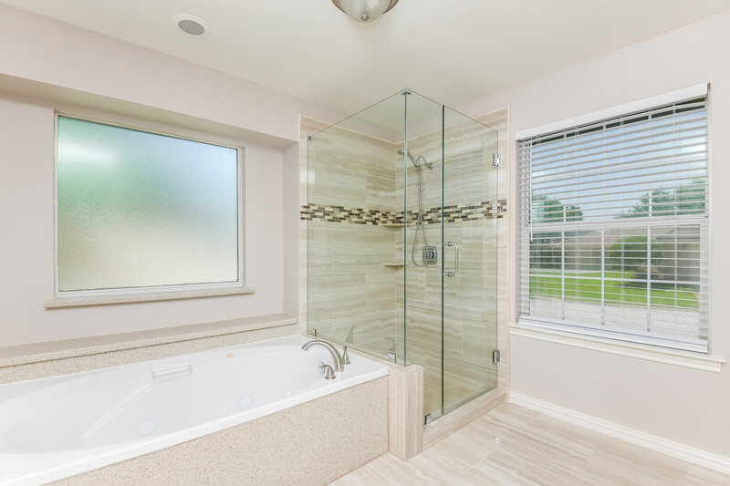 2,485/Mo, 801 Havenwood Ln S Fort Worth, TX 76112 Main Bathroom View