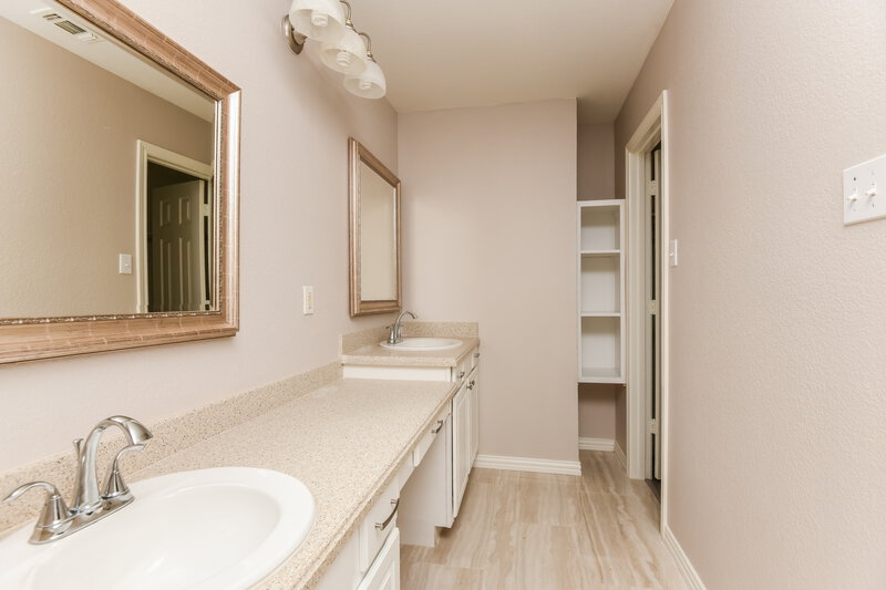 2,485/Mo, 801 Havenwood Ln S Fort Worth, TX 76112 Bathroom View