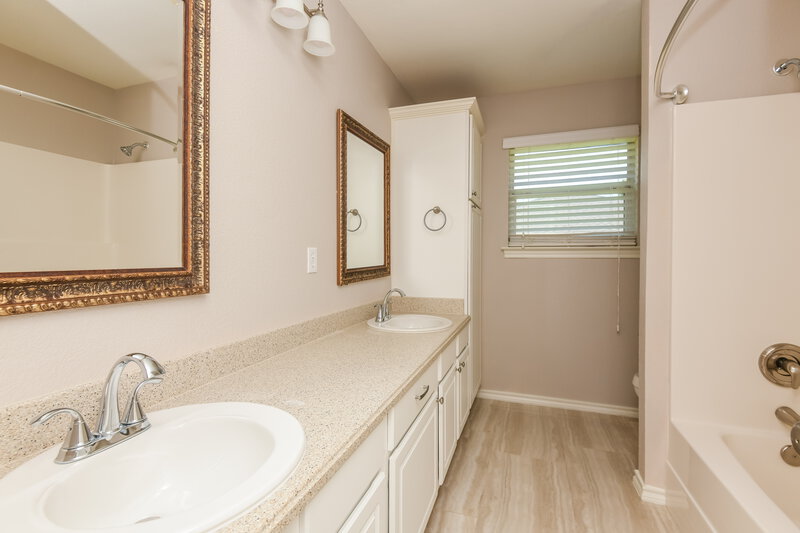 2,485/Mo, 801 Havenwood Ln S Fort Worth, TX 76112 Bathroom View 2