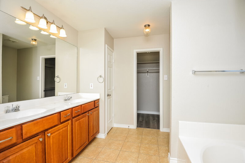 2,110/Mo, 9216 Jason Dr Fort Worth, TX 76108 Main Bathroom View