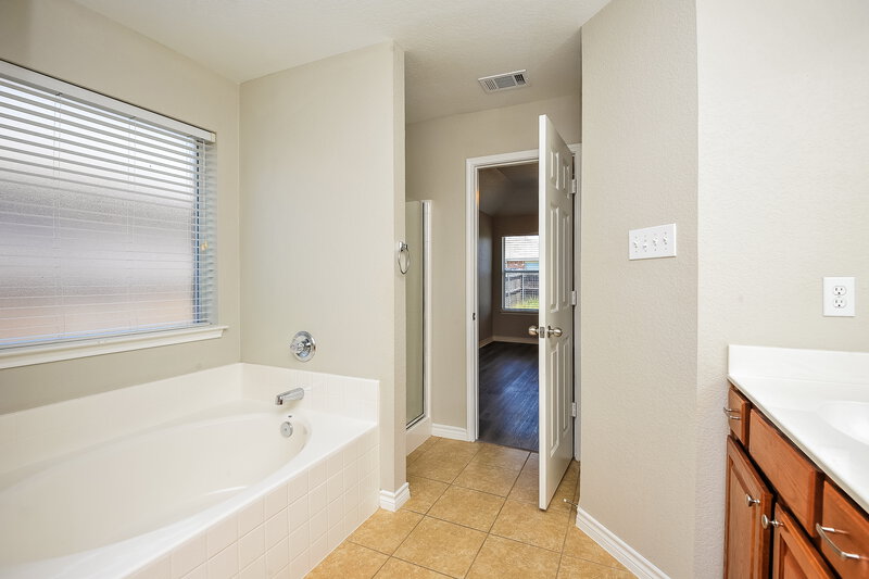2,110/Mo, 9216 Jason Dr Fort Worth, TX 76108 Main Bathroom View 2