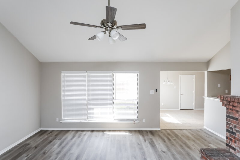 2,050/Mo, 1272 Roan Dr Lancaster, TX 75134 Living Room View 2