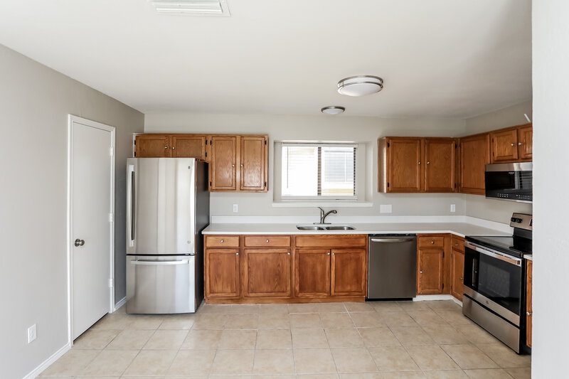 2,050/Mo, 1272 Roan Dr Lancaster, TX 75134 Kitchen View