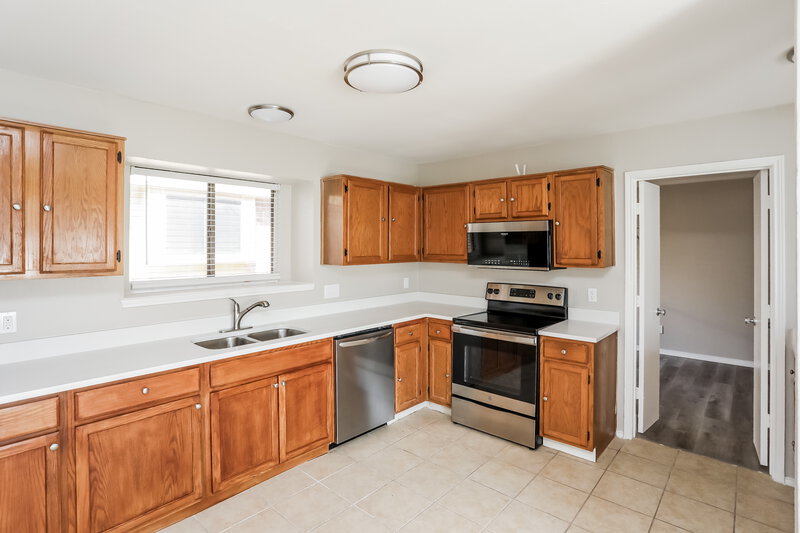 2,050/Mo, 1272 Roan Dr Lancaster, TX 75134 Kitchen View 2