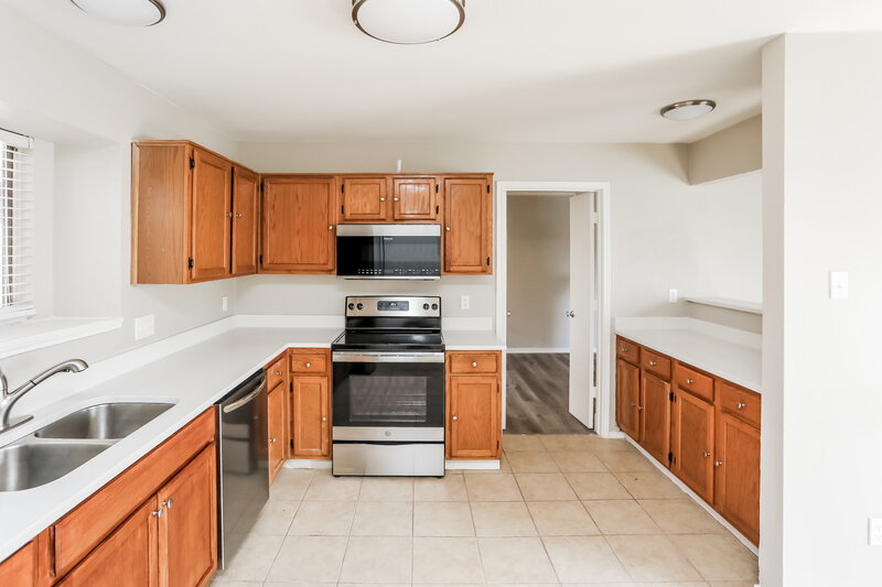 2,050/Mo, 1272 Roan Dr Lancaster, TX 75134 Kitchen View 3