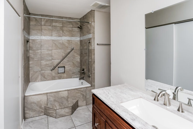 2,050/Mo, 1272 Roan Dr Lancaster, TX 75134 Main Bathroom View