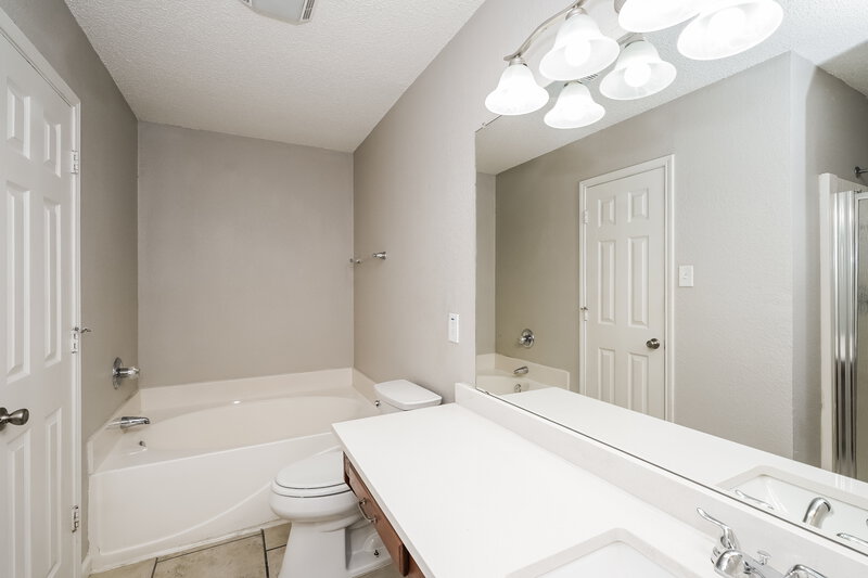 1,990/Mo, 5909 Northfield Dr Fort Worth, TX 76179 Main Bathroom View