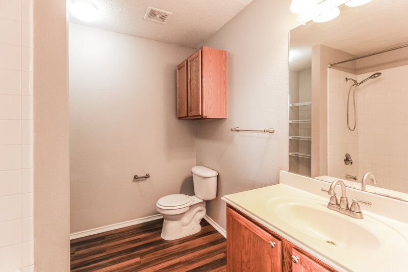 1,855/Mo, 1416 Sequoia Dr Krum, TX 76249 Main Bathroom View