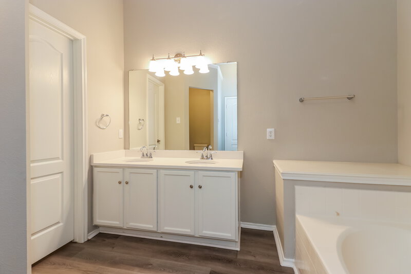2,590/Mo, 2739 Pleasant Hill Rd Grand Prairie, TX 75052 Main Bathroom View
