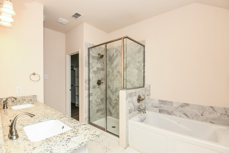 2,395/Mo, 917 Linden Dr Burleson, TX 76028 Main Bathroom View