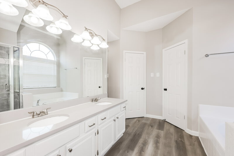 2,960/Mo, 1148 Devonshire Dr DeSoto, TX 75115 Main Bathroom View