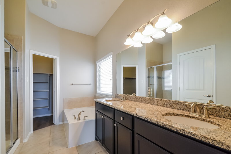 2,210/Mo, 1805 Lake Pine Dr Little Elm, TX 75068 Main Bathroom View
