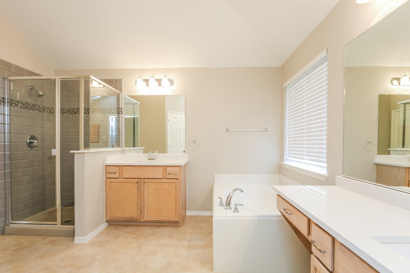 2,380/Mo, 6212 Bowin Dr Fort Worth, TX 76132 Main Bathroom View
