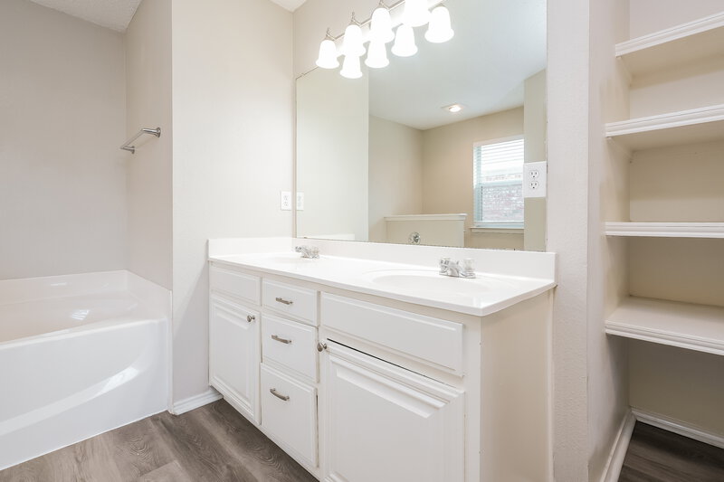 2,250/Mo, 7110 Myna Dr Arlington, TX 76002 Main Bathroom View