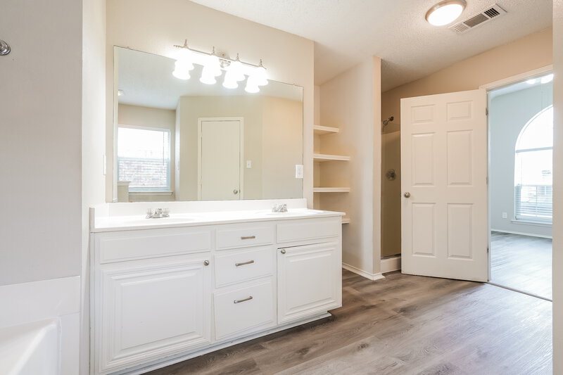 2,250/Mo, 7110 Myna Dr Arlington, TX 76002 Main Bathroom View 2