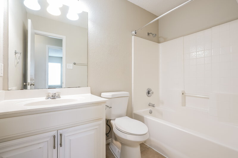 2,250/Mo, 7110 Myna Dr Arlington, TX 76002 Bathroom View