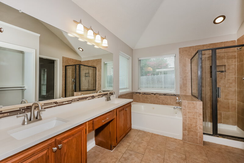 2,105/Mo, 2613 Clovermeadow Dr Fort Worth, TX 76123 Main Bathroom View