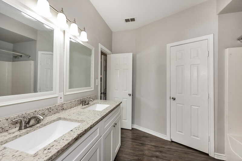 1,740/Mo, 1812 Alanbrooke Dr Fort Worth, TX 76140 Main Bathroom View