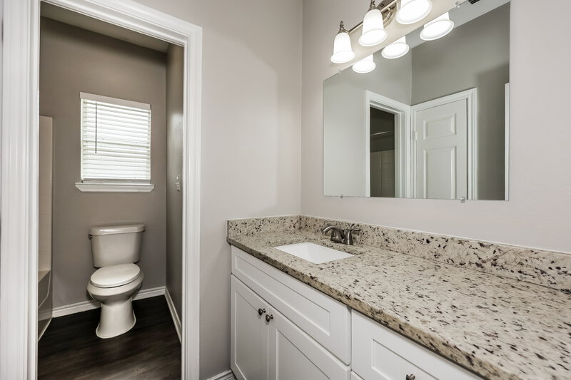 1,740/Mo, 1812 Alanbrooke Dr Fort Worth, TX 76140 Bathroom View