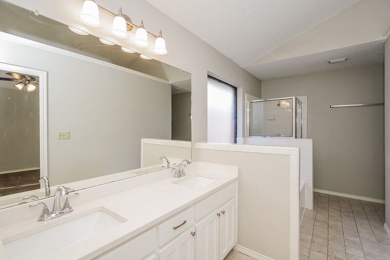 1,680/Mo, 8137 Camelot Rd Fort Worth, TX 76134 Main Bathroom View