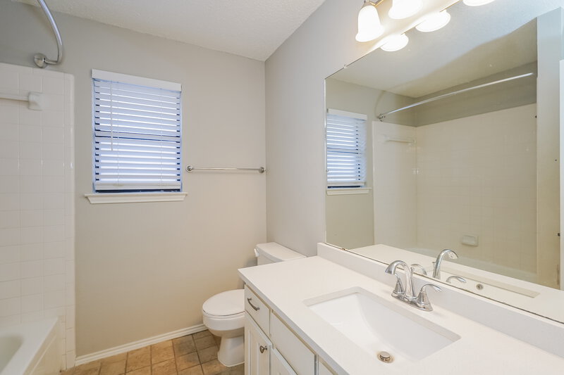 1,680/Mo, 8137 Camelot Rd Fort Worth, TX 76134 Bathroom View