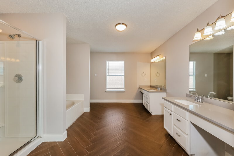 2,365/Mo, 365 Blairwood Dr Fort Worth, TX 76134 Main Bathroom View