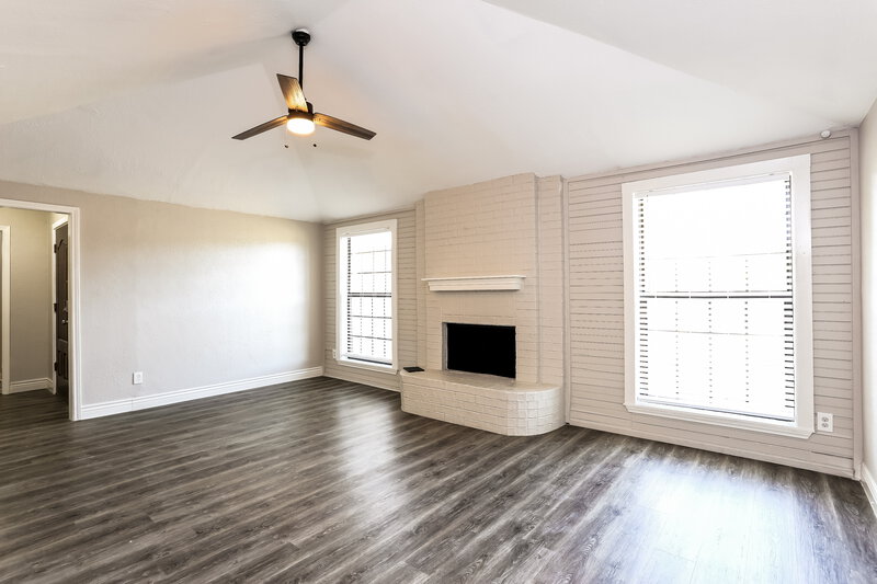 2,375/Mo, 960 Brookside Dr Cedar Hill, TX 75104 Living Room View 2