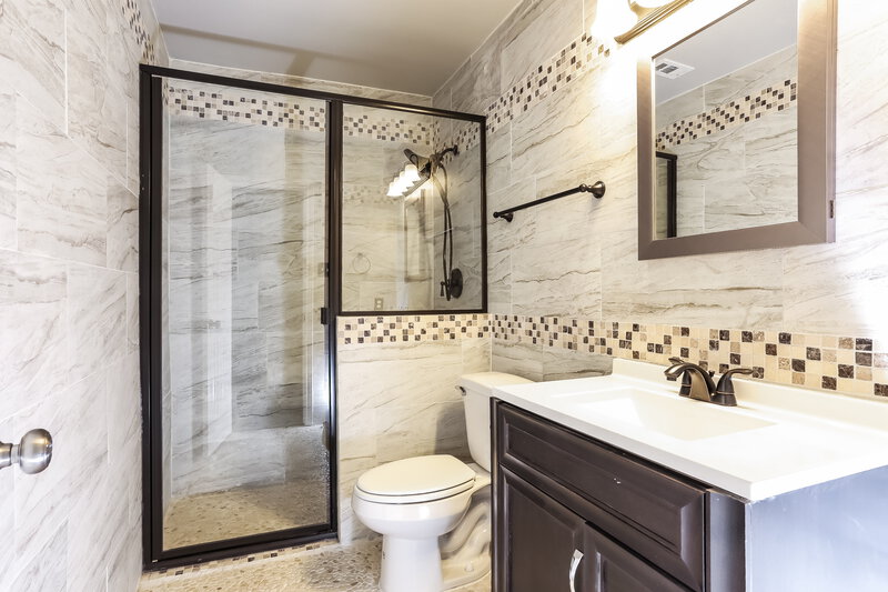 2,375/Mo, 960 Brookside Dr Cedar Hill, TX 75104 Main Bathroom View