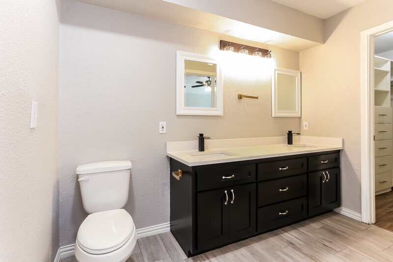 2,375/Mo, 960 Brookside Dr Cedar Hill, TX 75104 Bathroom View