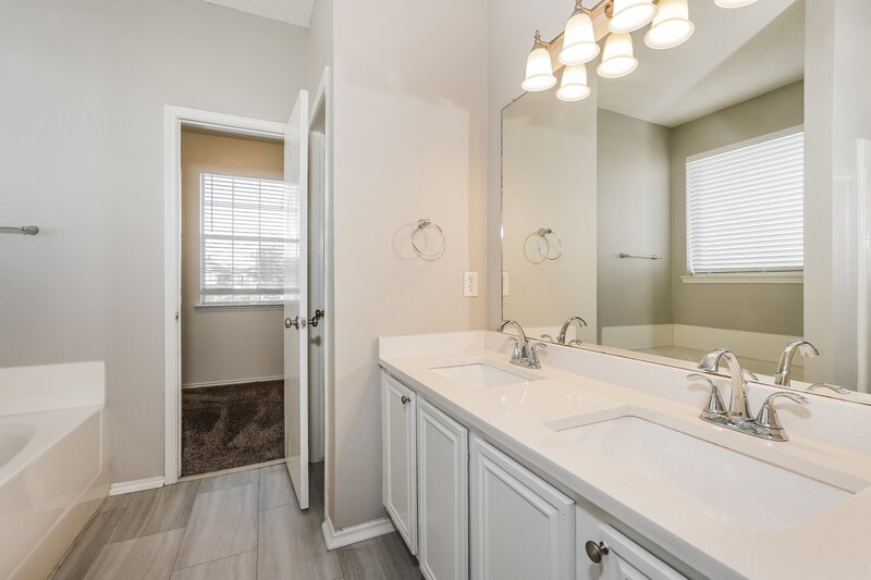 2,105/Mo, 6409 Baywater Ct Fort Worth, TX 76179 Main Bathroom View