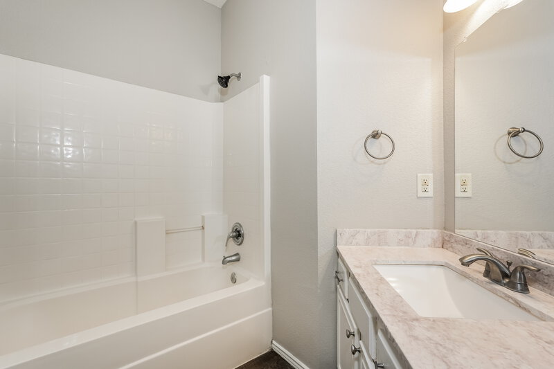 2,105/Mo, 6409 Baywater Ct Fort Worth, TX 76179 Bathroom View
