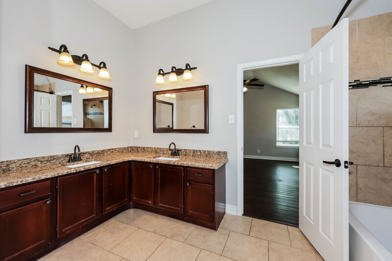 2,165/Mo, 8705 Elbe Trail Fort Worth, TX 76118 Main Bathroom View