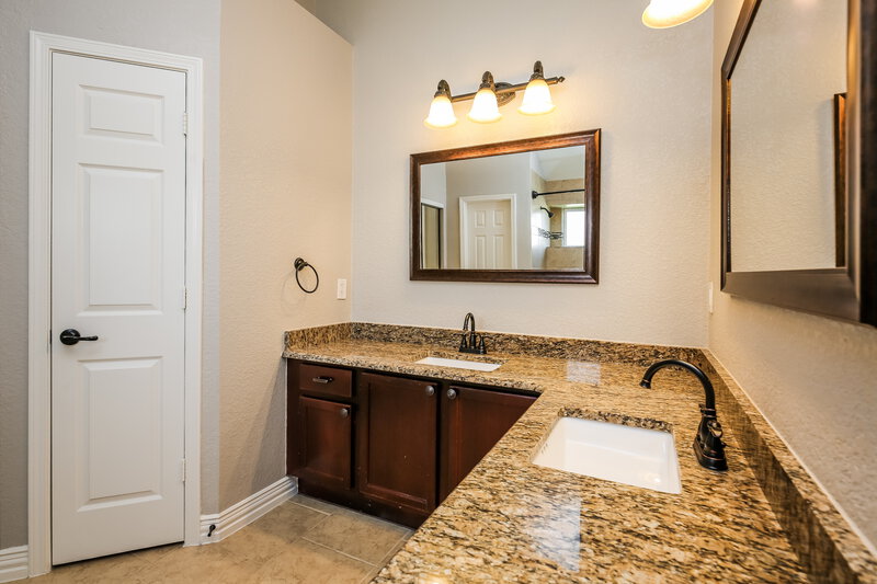 2,225/Mo, 8705 Elbe Trail Fort Worth, TX 76118 Main Bathroom View