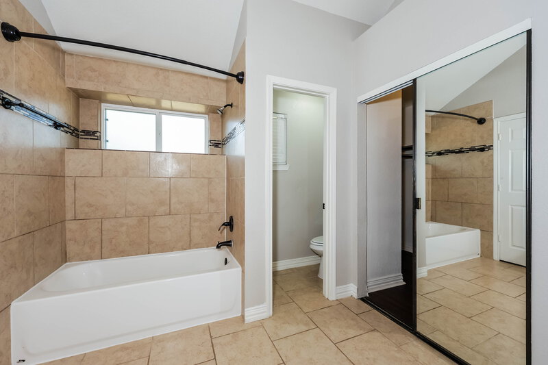 2,165/Mo, 8705 Elbe Trail Fort Worth, TX 76118 Main Bathroom View 2