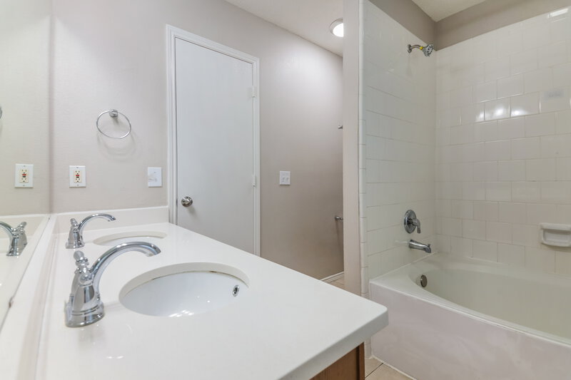 2,050/Mo, 3317 Bentgate Ct Denton, TX 76210 Main Bathroom View