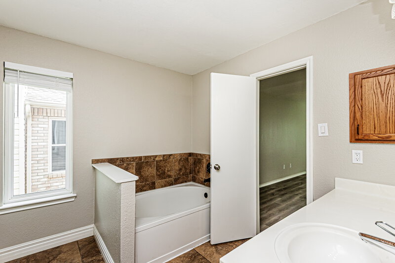 2,165/Mo, 4129 Fossile Butte Dr Fort Worth, TX 76244 Main Bathroom View