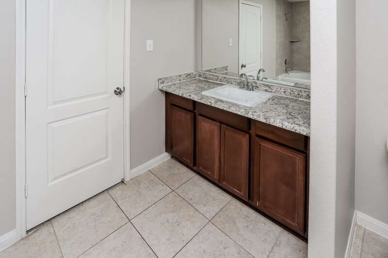2,215/Mo, 1618 Blackburn Way Princeton, TX 75407 Main Bathroom View