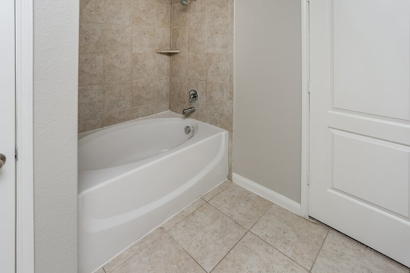 2,215/Mo, 1618 Blackburn Way Princeton, TX 75407 Main Bathroom View 2