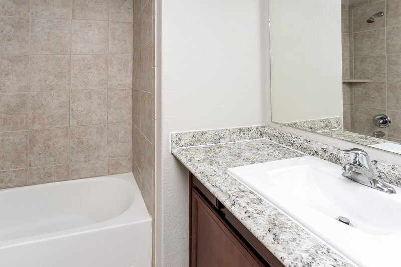 2,215/Mo, 1618 Blackburn Way Princeton, TX 75407 Bathroom View