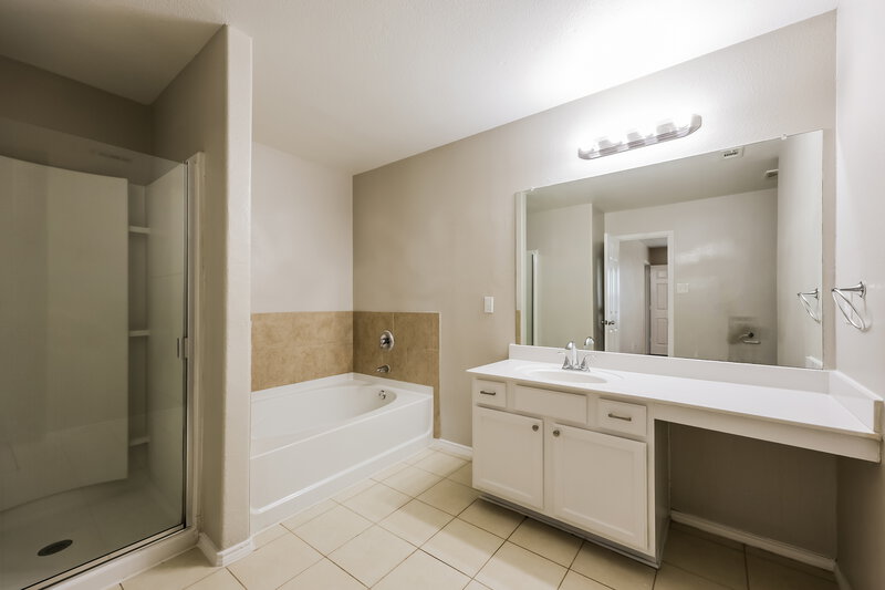 2,530/Mo, 8820 Elk Creek Ln Fort Worth, TX 76123 Main Bathroom View