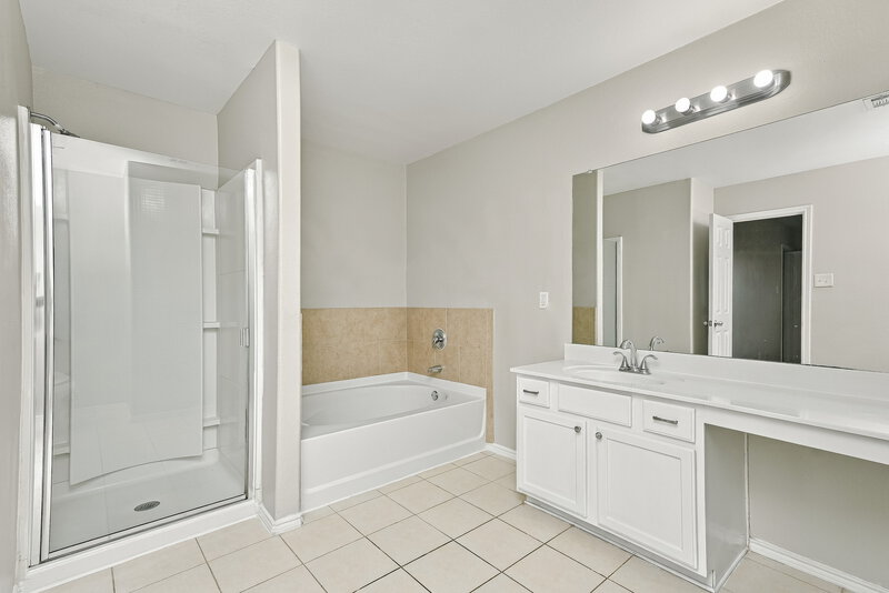 2,470/Mo, 8820 Elk Creek Ln Fort Worth, TX 76123 Primary Bathroom View