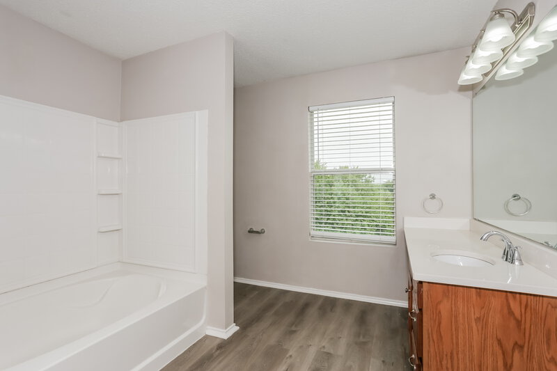2,200/Mo, 907 Blue Sky Dr Arlington, TX 76002 Main Bathroom View