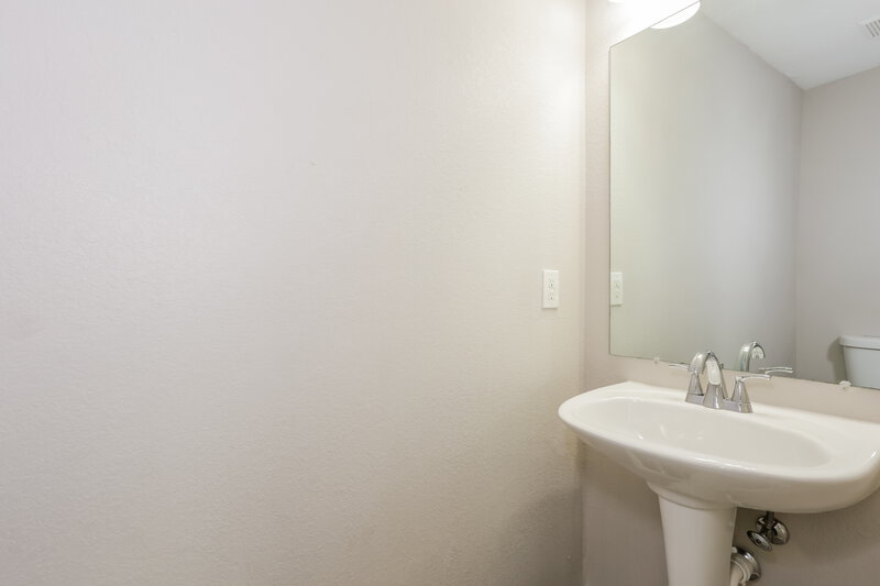 2,200/Mo, 907 Blue Sky Dr Arlington, TX 76002 Bathroom View