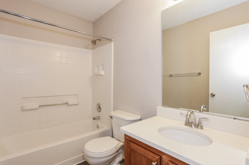 2,200/Mo, 907 Blue Sky Dr Arlington, TX 76002 Bathroom View 2