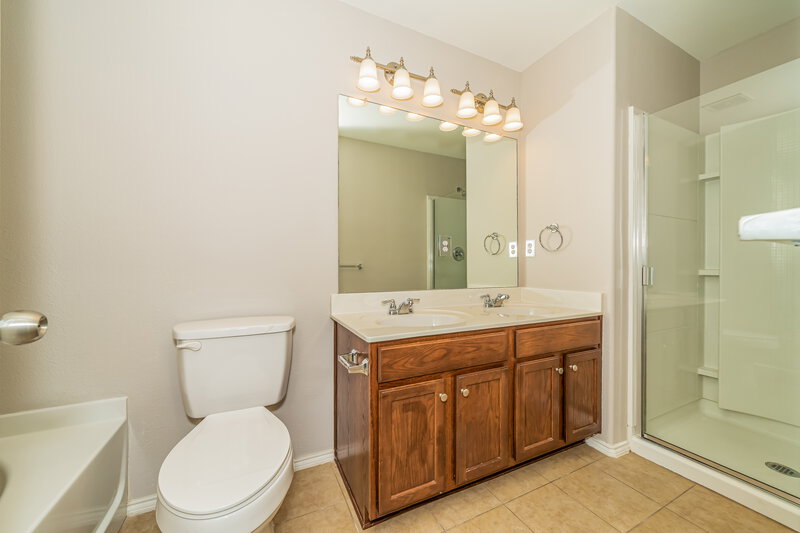 2,380/Mo, 1909 Nightingale Dr Aubrey, TX 76227 Main Bathroom View