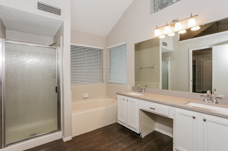 1,860/Mo, 5704 Stone Meadow Ln Fort Worth, TX 76179 Main Bathroom View