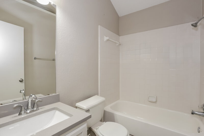 1,860/Mo, 5704 Stone Meadow Ln Fort Worth, TX 76179 Bathroom View